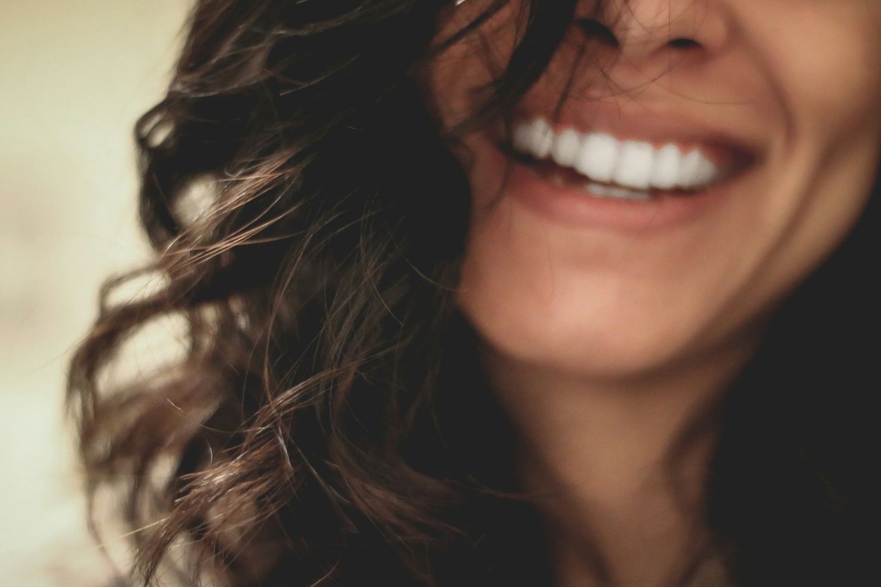 Watch a Carte Blanche professional teeth whitening session in our Los Angeles luxury studio